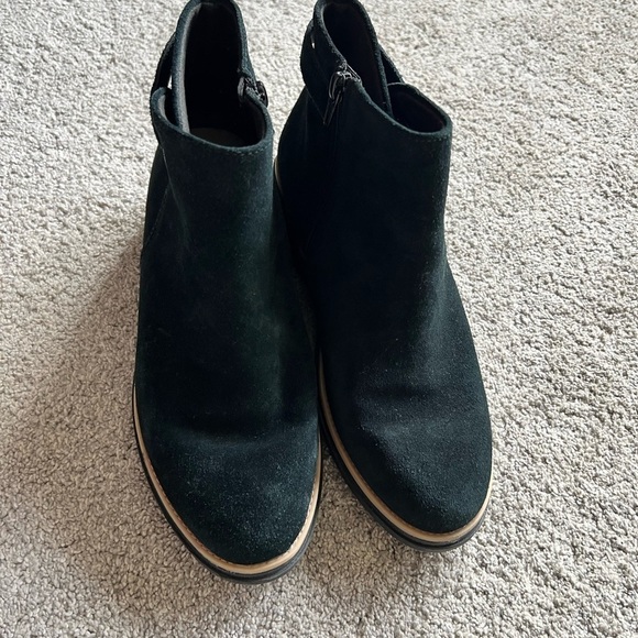 Clarks Collection Size 8.5 Sharon Spring Suede Ankle Chelsea Boots Booties zip - Picture 2 of 6